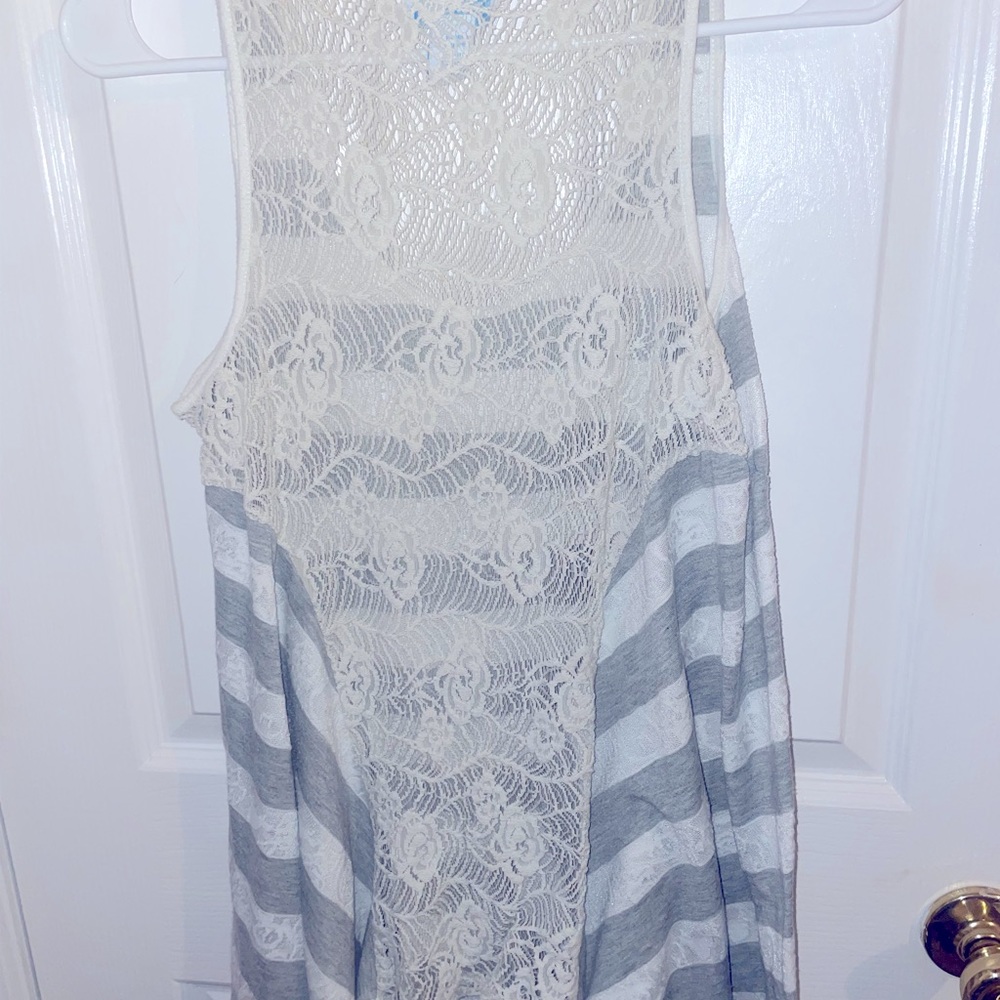 Sz medium grey and white lace back sleeveless shirt - Picture 3 of 4